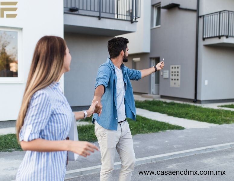 Pareja comprar una casa es buen momento